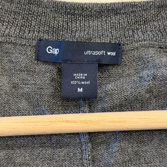 GAP Charcoal V-Neck 100% Wool Sweater Size Medium - Picture 3 of 4